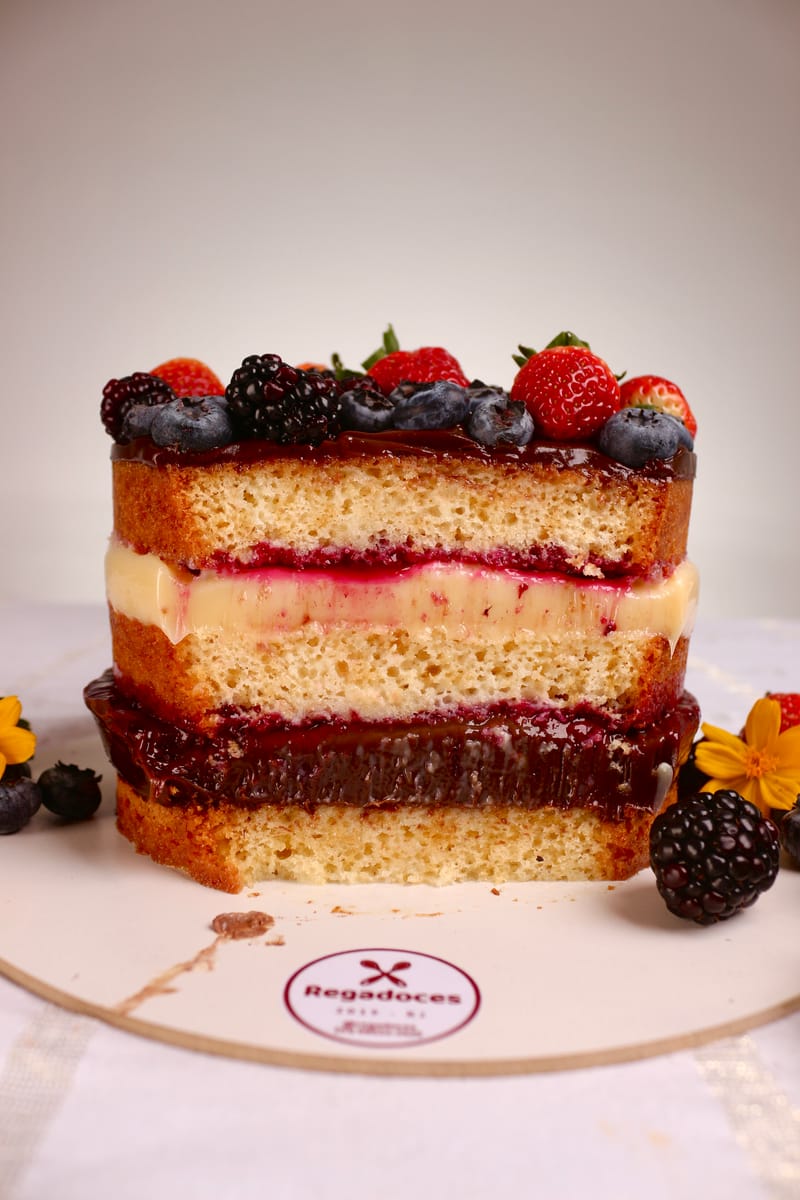 RegaNaked Cake Massa Branca c/ Brig. Meio Amargo, Branco, Geleia Fr. Vermelhas 15cm